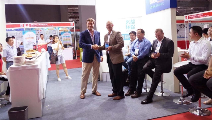 Doug Buch, PaveDrain chief executive (r) picks up the 2016 China BlueTech Award for China Market Readiness from John Robinson (l) principal consultant, Mandarin Environmental